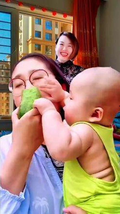 萌娃吃瓜搞笑视频合集,搞笑视频合集笑翻天