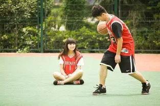 情侣在球场吃瓜视频,情侣吃瓜视频走红网络